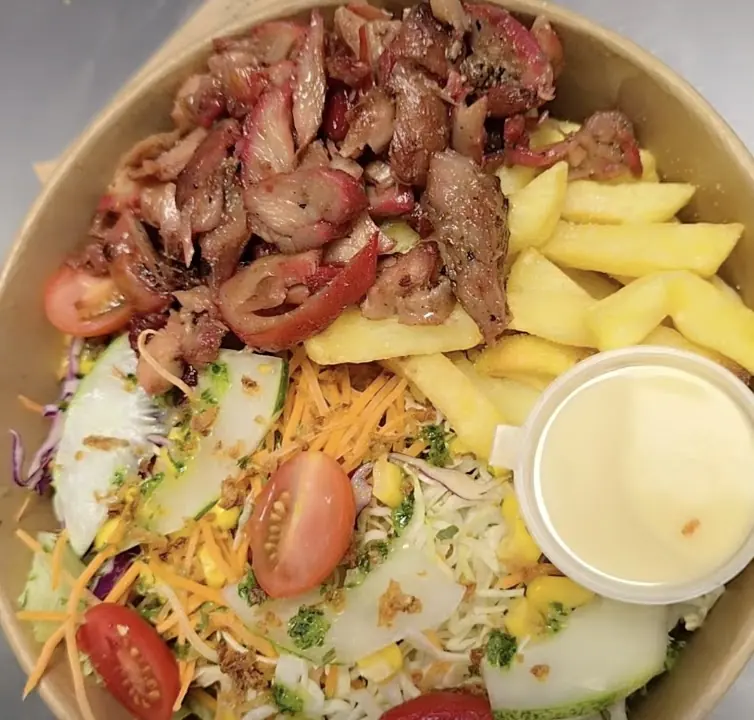 Salade garnie en bol kraft : crudités, tomates cerises, viande grillée, frites et sauce blanche